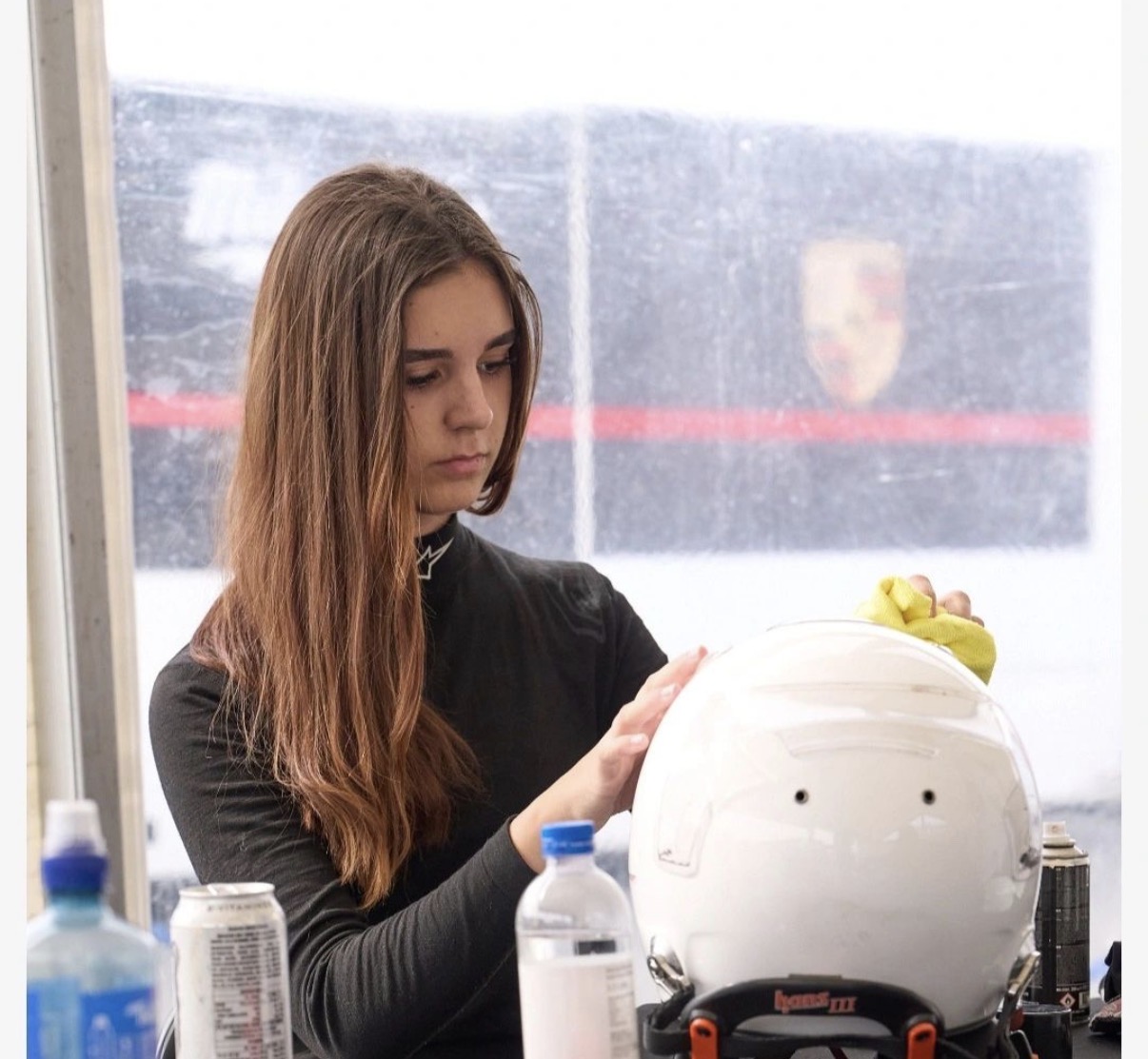 Janine Wermuth forbereder sin racerhjelm