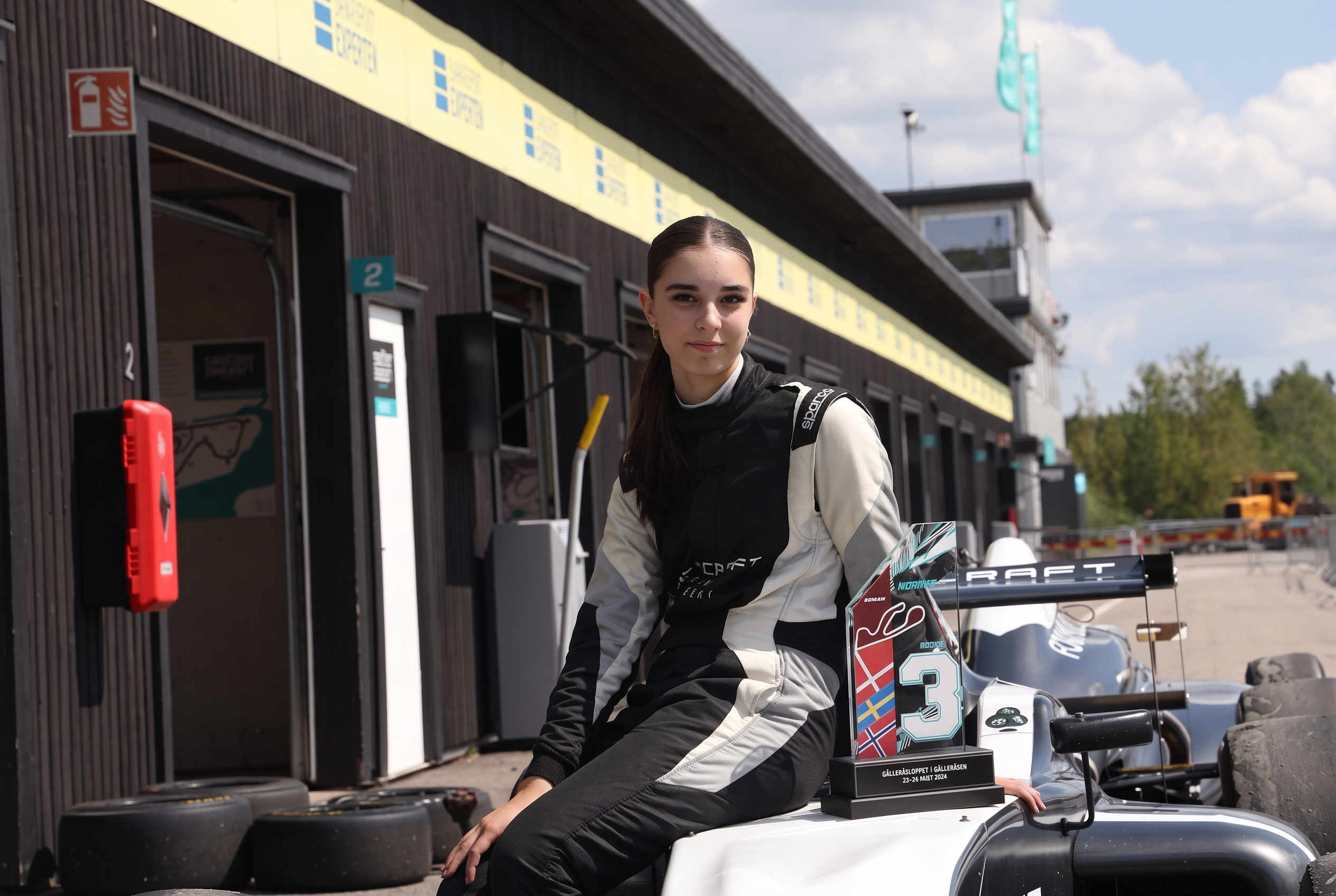 Janine med pokal på sin RaceCraft-formelbil