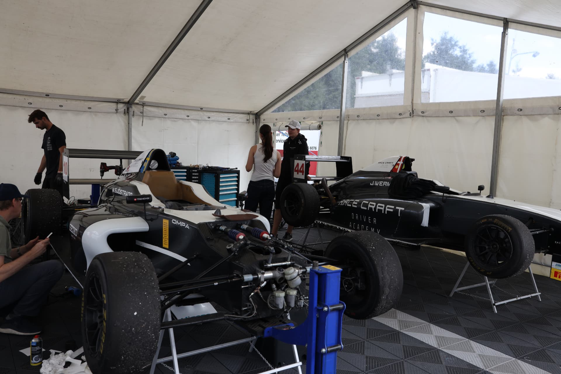Janines #44 RaceCraft-racer i paddockteltet under arbejde