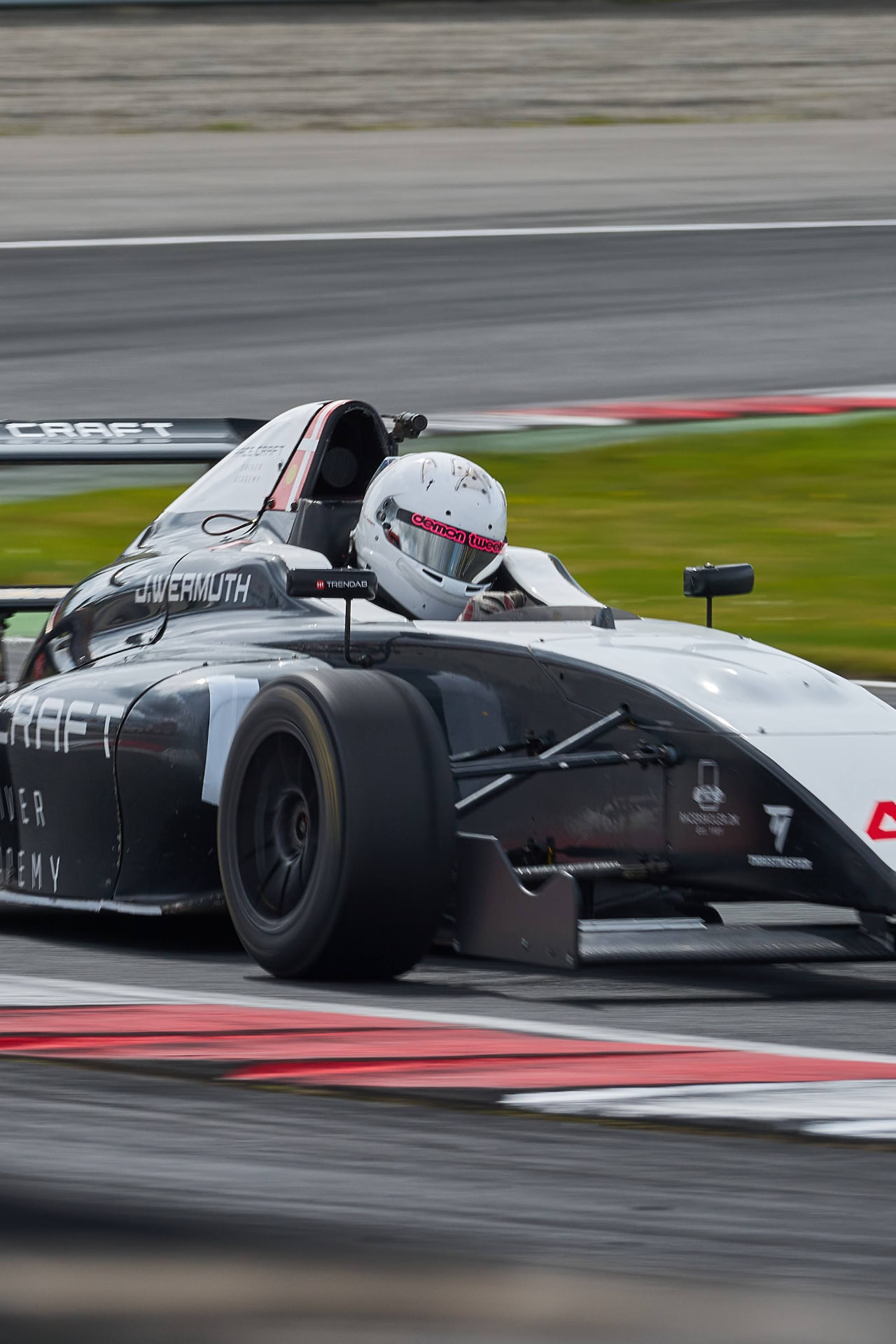 Janine Wermuth kører sin #44 RaceCraft-formelbil gennem et sving